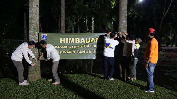 Viral Taman Langsat Jaksel Jadi Tempat Mesum, Satpol PP Pasang Spanduk Larangan Asusila Viral Taman Langsat Jaksel Jadi Tempat Mesum, Satpol PP Pasang Spanduk Larangan Asusila