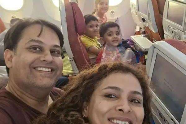 Viral Selfie Terakhir Keluarga Dokter Korban Air India, Kisahnya Bikin Hati Hancur Viral Selfie Terakhir Keluarga Dokter Korban Air India, Kisahnya Bikin Hati Hancur