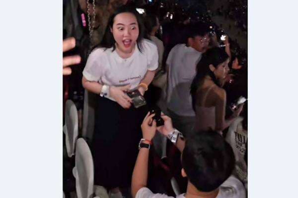 Viral! Seorang Pria Lamar sang Kekasih di Konser Taylor Swift Singapura, Netizen Salfok Sama Kotak Cincinnya Viral! Seorang Pria Lamar sang Kekasih di Konser Taylor Swift Singapura, Netizen Salfok Sama Kotak Cincinnya