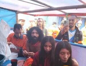 Viral! Suku Pedalaman Keluar Hutan Halmahera Datangi Pekerja Tambang Viral! Suku Pedalaman Keluar Hutan Halmahera Datangi Pekerja Tambang