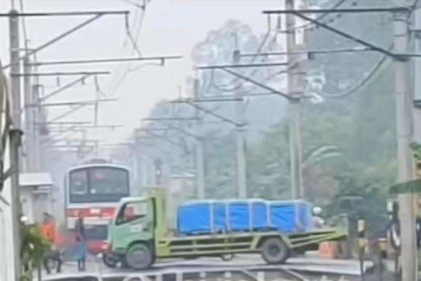 Viral Truk Mogok di Tengah Pelintasan Rel Kereta Akibatkan KRL Tangerang Gangguan Viral Truk Mogok di Tengah Pelintasan Rel Kereta Akibatkan KRL Tangerang Gangguan