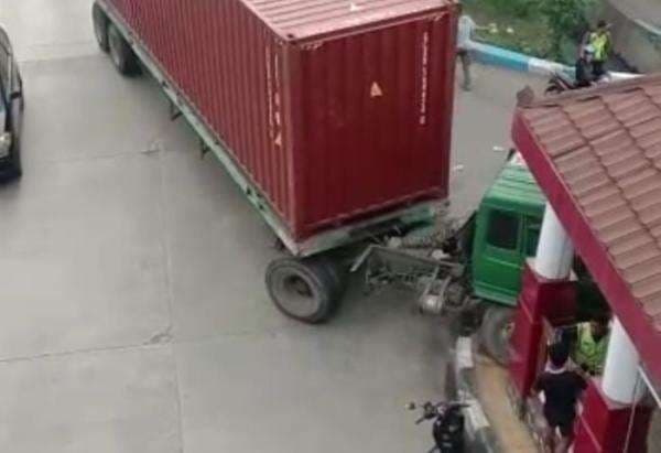 Viral! Truk Trailer Tabrak JPO di Depan SMPN 244 Akses Marunda Viral! Truk Trailer Tabrak JPO di Depan SMPN 244 Akses Marunda