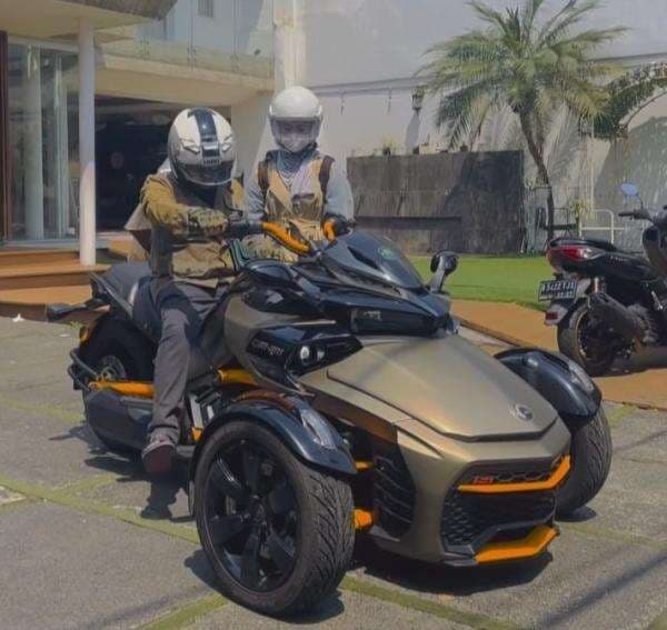 Viral Ustadz Solmed dan Istri Motoran Naik Can-Am Spyder F3-S, Harganya Fantastis Viral Ustadz Solmed dan Istri Motoran Naik Can-Am Spyder F3-S, Harganya Fantastis