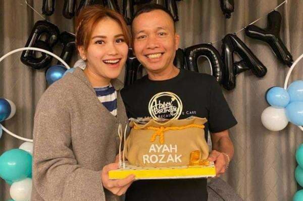 Viral Video Ayah Ayu Ting Ting Labrak Jamaah Malaysia saat Ibadah Haji: Jangan Hina Negara Saya! Viral Video Ayah Ayu Ting Ting Labrak Jamaah Malaysia saat Ibadah Haji: Jangan Hina Negara Saya!