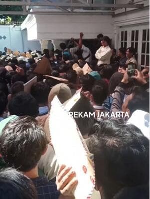 Viral Video <i>Walk In Interview</i> KAI Membeludak, Calon Pelamar Desak-desakan Viral Video <i>Walk In Interview</i> KAI Membeludak, Calon Pelamar Desak-desakan