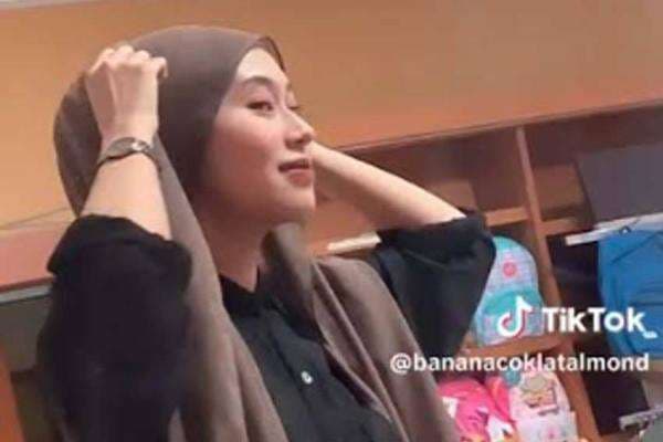Viral! Wanita Berhijab Pakai Popok untuk Gantikan Ciput: Gak Bikin Kuping Sakit dan Serap Keringat Viral! Wanita Berhijab Pakai Popok untuk Gantikan Ciput: Gak Bikin Kuping Sakit dan Serap Keringat
