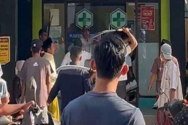 Viral, Warga Bawa Senjata Tajam Datangi Puskesmas Bangkalan Viral, Warga Bawa Senjata Tajam Datangi Puskesmas Bangkalan
