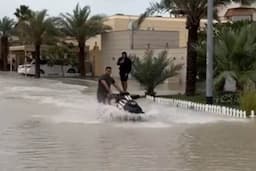 Viral! Warga Dubai Manfaatkan Air Banjir untuk Main Jetski dan Perahu Kano, Netizen: Orang Kaya Beda