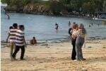 Viral! Wisatawan Pantai Ini Bikin Ngakak, Tidak Sengaja Pakai Baju Samaan