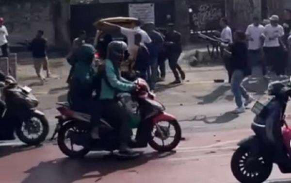 Viral Bentrokan di Kemang Diduga Pakai Senpi, Belasan Orang Diperiksa Polisi Viral Bentrokan di Kemang Diduga Pakai Senpi, Belasan Orang Diperiksa Polisi