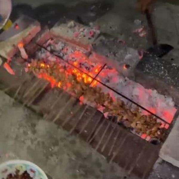 Viral Beton di Depan Rumah Meledak saat Sekumpulan Pria Bakar Sate di Atasnya saat Tahun Baru Viral Beton di Depan Rumah Meledak saat Sekumpulan Pria Bakar Sate di Atasnya saat Tahun Baru