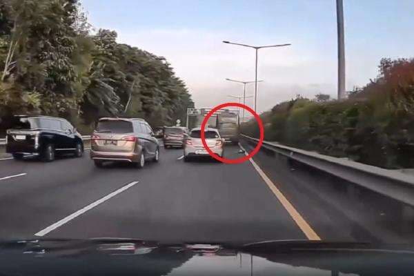 Viral Bocah Jatuh dari Bus Bertuliskan Mabes AD di Tol JORR, Ini Kata Polisi Viral Bocah Jatuh dari Bus Bertuliskan Mabes AD di Tol JORR, Ini Kata Polisi