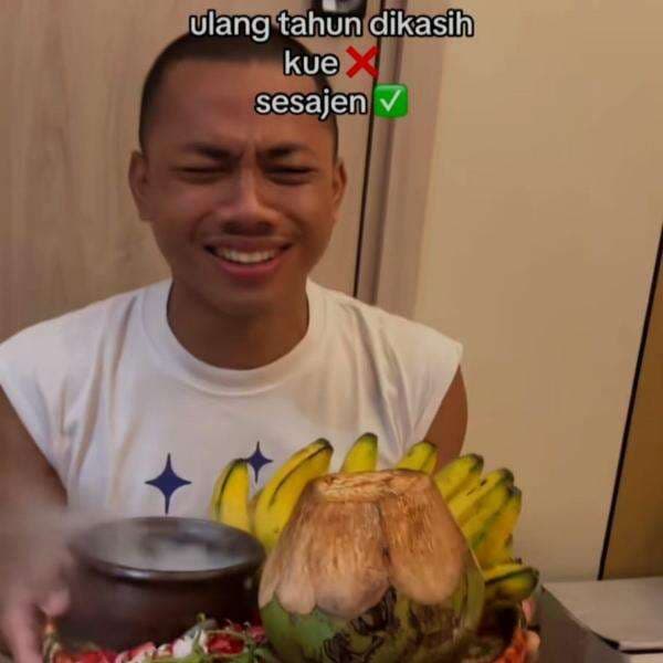 Viral! Bukan Kue, Pria Ini Dapat Sesajen dari Teman-Temannya saat Ulang Tahun Viral! Bukan Kue, Pria Ini Dapat Sesajen dari Teman-Temannya saat Ulang Tahun