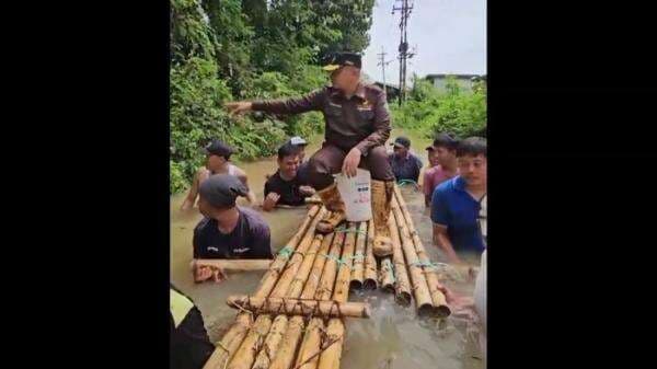 Viral! Dirut PDAM Bangkalan Naik Rakit Didorong Warga saat Melintasi Banjir Viral! Dirut PDAM Bangkalan Naik Rakit Didorong Warga saat Melintasi Banjir