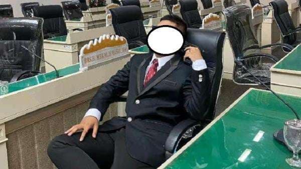 Viral Foto Siswa SMA Pose Pegang Pistol di Ruang Rapat DPRD Lampung, Ini Faktanya Viral Foto Siswa SMA Pose Pegang Pistol di Ruang Rapat DPRD Lampung, Ini Faktanya