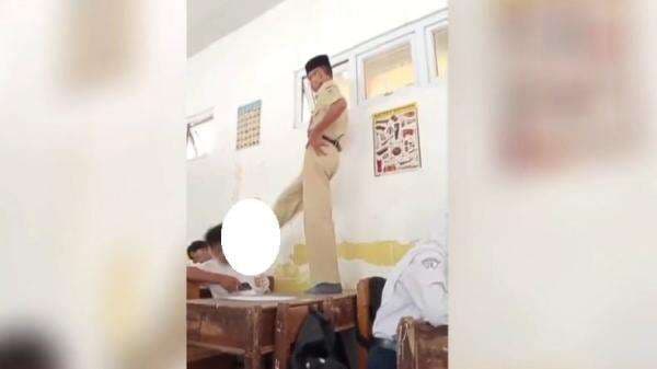 Viral Guru SMP Negeri di Demak Tendang Siswa, Dipicu Suara Siulan Misterius Viral Guru SMP Negeri di Demak Tendang Siswa, Dipicu Suara Siulan Misterius