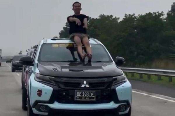 Viral! Pria Bercelana Pendek Asyik Joget Prau di Atas Kap Mobil di Tol Bakter Lampung Viral! Pria Bercelana Pendek Asyik Joget Prau di Atas Kap Mobil di Tol Bakter Lampung