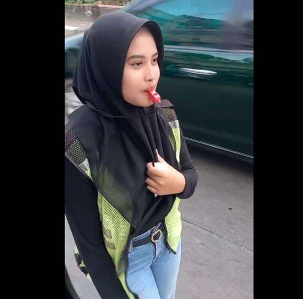 Viral Juru Parkir Wanita Cantik, Netizen: Langsung Dikasih Seperangkat Alat Sholat Viral Juru Parkir Wanita Cantik, Netizen: Langsung Dikasih Seperangkat Alat Sholat