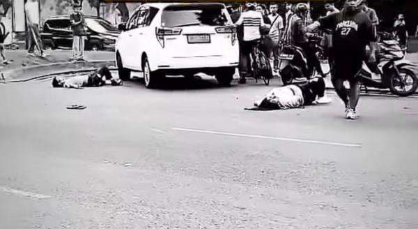 Viral Kecelakaan Motor vs Mobil di Bintaro, 2 Orang Terkapar di Jalan Viral Kecelakaan Motor vs Mobil di Bintaro, 2 Orang Terkapar di Jalan