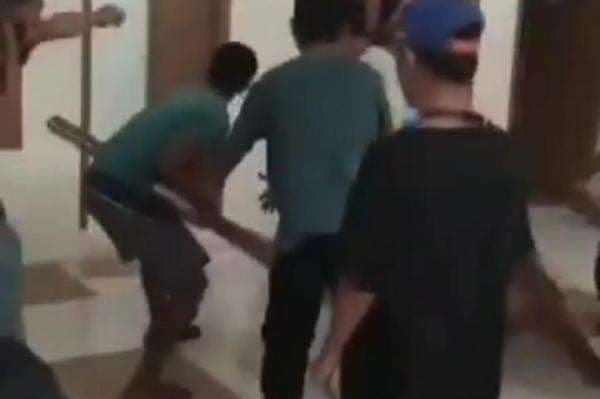 Viral Aksi Intoleransi di Sukabumi, Umat Kristen Digeruduk Massa hingga Salib Dirusak Viral Aksi Intoleransi di Sukabumi, Umat Kristen Digeruduk Massa hingga Salib Dirusak