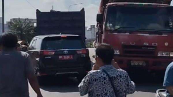 Viral Pengemudi Mobil Dinas Pemkab Labusel Diduga Serobot Antrean dan Terlibat Cekcok Viral Pengemudi Mobil Dinas Pemkab Labusel Diduga Serobot Antrean dan Terlibat Cekcok