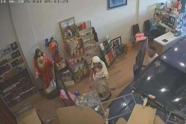 Salah Injak Pedal Gas, Mobil Dikemudikan Kakek 80 Tahun Nyelonong Masuk Toko di Malang Salah Injak Pedal Gas, Mobil Dikemudikan Kakek 80 Tahun Nyelonong Masuk Toko di Malang