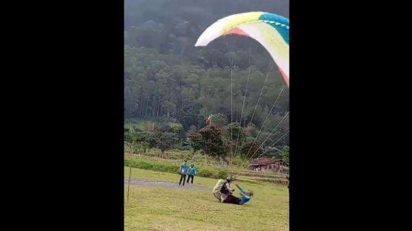 Viral Altet Paralayang Porprov Jatim 2025 Atlet Tabrak Juri saat Mendarat Viral Altet Paralayang Porprov Jatim 2025 Atlet Tabrak Juri saat Mendarat