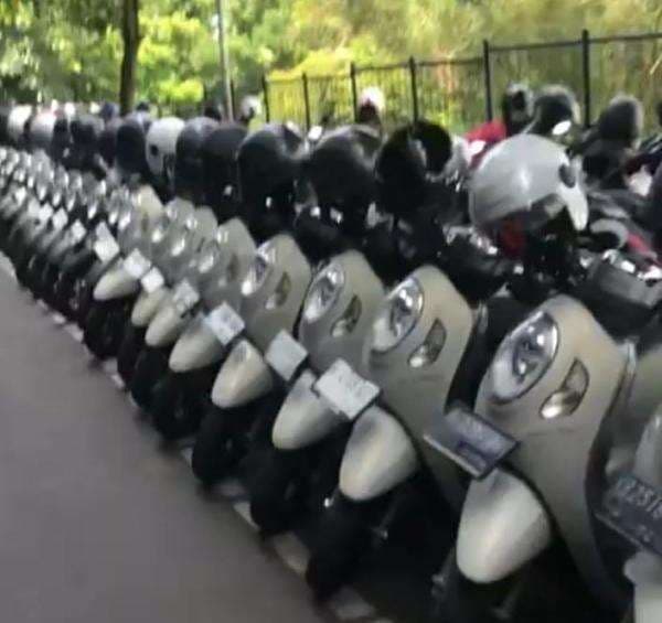 Viral Motor Parkir Ditata Sesuai Model dan Warna, Netizen : Naikkan Gaji Tukang Parkir Viral Motor Parkir Ditata Sesuai Model dan Warna, Netizen : Naikkan Gaji Tukang Parkir