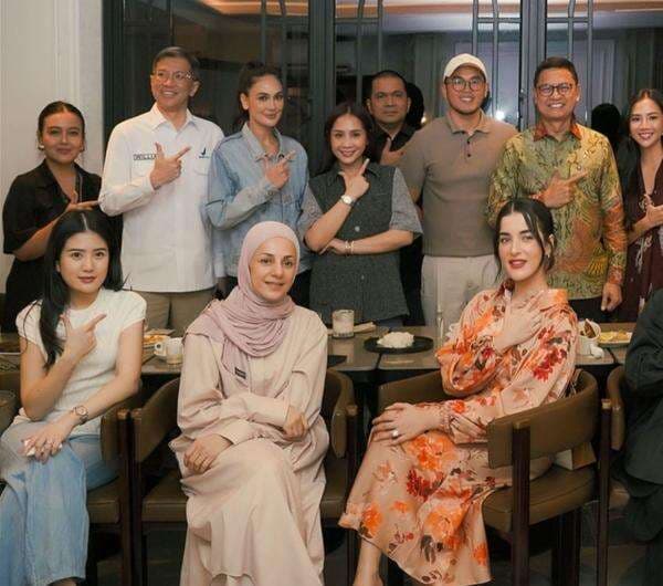 Viral Nagita Slavina Pakai Kemeja Seharga Satu Unit Mobil, Netizen Langsung Istighfar Berjamaah Viral Nagita Slavina Pakai Kemeja Seharga Satu Unit Mobil, Netizen Langsung Istighfar Berjamaah