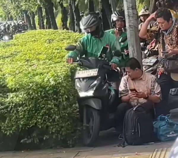 Viral Ojol Lewat Trotoar, Marahi Bapak-Bapak yang Sedang Duduk Viral Ojol Lewat Trotoar, Marahi Bapak-Bapak yang Sedang Duduk