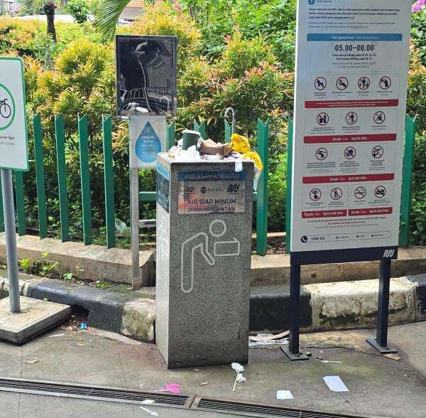 Miris! Fasilitas Isi Ulang Air Minum di Stasiun MRT Malah Jadi Tempat Buang Sampah Miris! Fasilitas Isi Ulang Air Minum di Stasiun MRT Malah Jadi Tempat Buang Sampah