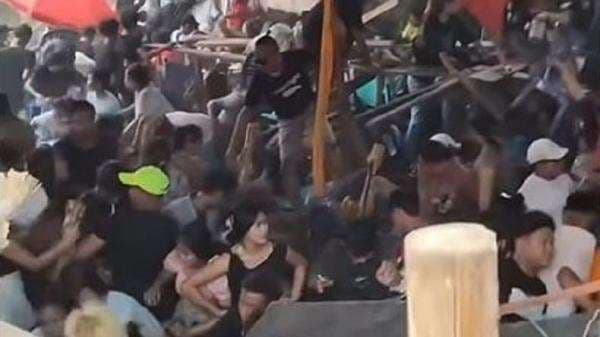 Viral Panggung Acara Syukuran Ambruk di Palembang, Puluhan Tamu Nyemplung ke Sungai saat Asyik Joget Viral Panggung Acara Syukuran Ambruk di Palembang, Puluhan Tamu Nyemplung ke Sungai saat Asyik Joget