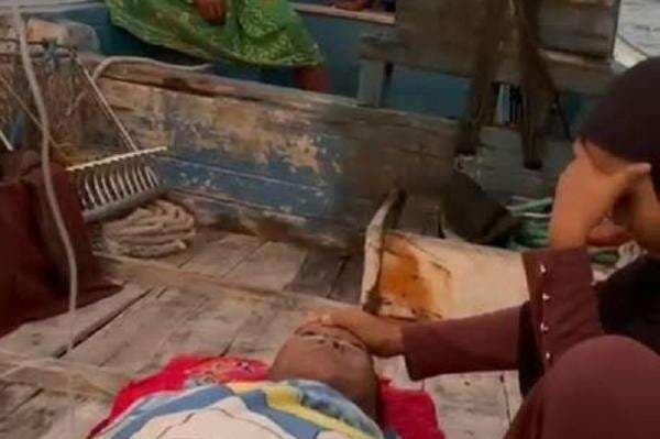 Viral! Pasien Kritis di Pulau Mandangin Sampang Dirujuk ke RS Pakai Perahu Kecil Viral! Pasien Kritis di Pulau Mandangin Sampang Dirujuk ke RS Pakai Perahu Kecil