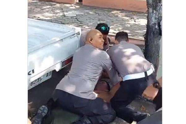 Viral Pecatan TNI Mengaku Kostrad Tabrak Mobil Patwal Kapolres Kendal dan Pukul Polisi Viral Pecatan TNI Mengaku Kostrad Tabrak Mobil Patwal Kapolres Kendal dan Pukul Polisi