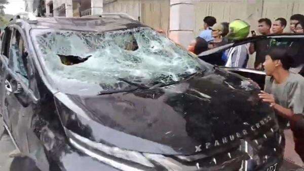 Viral Kakak Adik Pengemudi Xpander di Medan Diamuk Massa, Diduga Pelaku Tabrak Lari Viral Kakak Adik Pengemudi Xpander di Medan Diamuk Massa, Diduga Pelaku Tabrak Lari