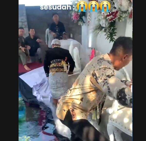 Viral! Pelaminan Ambruk ke Kolam, Momen Haru Resepsi Pernikahan Berubah Jadi Kocak Viral! Pelaminan Ambruk ke Kolam, Momen Haru Resepsi Pernikahan Berubah Jadi Kocak