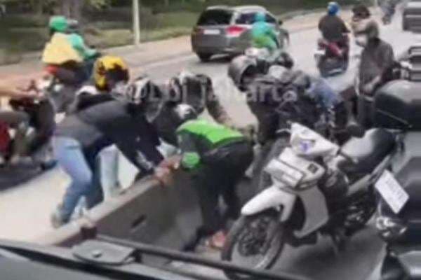 Viral Pemotor Bongkar Beton Busway di Jakut, Diduga Takut Razia Polisi Viral Pemotor Bongkar Beton Busway di Jakut, Diduga Takut Razia Polisi