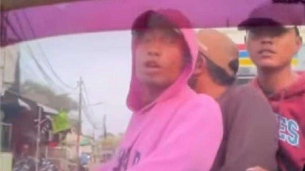 Viral Pemotor Kejar hingga Pukul-pukul Mobil di Bekasi, Ini Kronologinya Viral Pemotor Kejar hingga Pukul-pukul Mobil di Bekasi, Ini Kronologinya