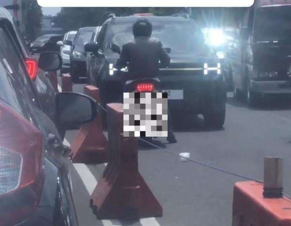 Viral Pemotor Hadang Mobil Berstrobo, Netizen: Ambil Jalan Orang, Yo Wis Mau Diadu Viral Pemotor Hadang Mobil Berstrobo, Netizen: Ambil Jalan Orang, Yo Wis Mau Diadu