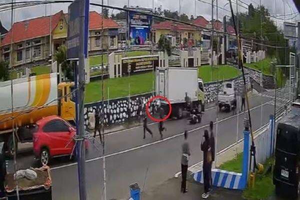 Viral Pemotor Bersenjata Tajam Serang Polisi saat Operasi Patuh di Bengkulu Tengah Viral Pemotor Bersenjata Tajam Serang Polisi saat Operasi Patuh di Bengkulu Tengah