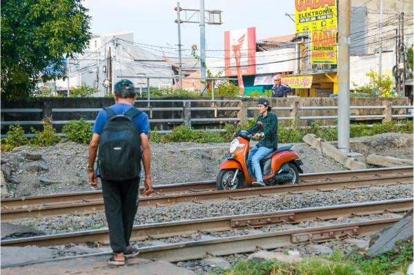 Viral Pemotor Terobos Palang Pintu Nyaris Tertabrak Kereta di Dekat Stasiun Kramat Viral Pemotor Terobos Palang Pintu Nyaris Tertabrak Kereta di Dekat Stasiun Kramat