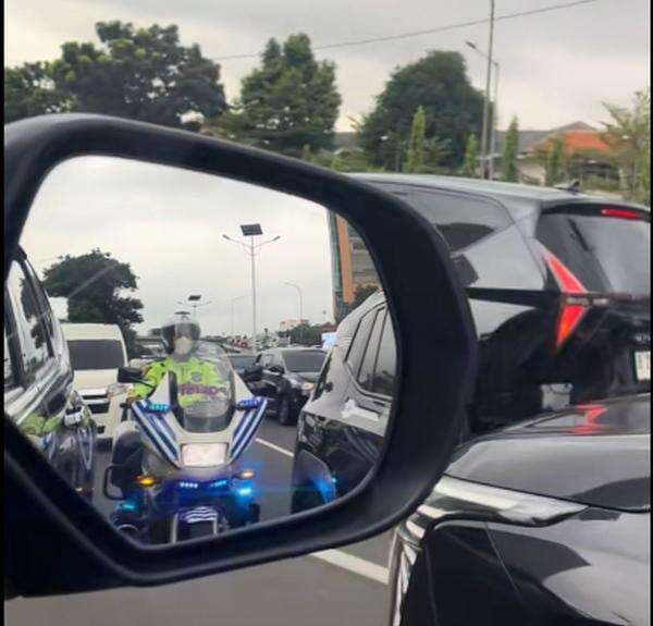 Viral Pengemudi Ini Tantang Patwal Bunyikan Sirine di Jalan Tol yang Padat Viral Pengemudi Ini Tantang Patwal Bunyikan Sirine di Jalan Tol yang Padat