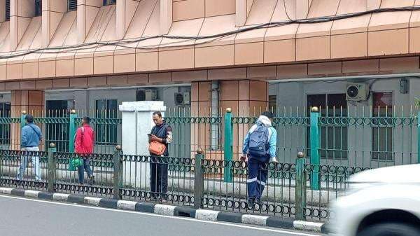 Viral Penumpang KRL Lompat Pagar Stasiun Cikini Meski Ada Petugas Jaga Viral Penumpang KRL Lompat Pagar Stasiun Cikini Meski Ada Petugas Jaga