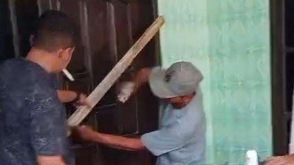 Viral Rumah Eks Sekdes di Sampang Disegel, Diduga Kalah Taruhan Pilkada Viral Rumah Eks Sekdes di Sampang Disegel, Diduga Kalah Taruhan Pilkada