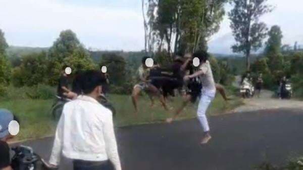 Viral 6 Pelajar SMP di Kendal Baku Hantam Viral 6 Pelajar SMP di Kendal Baku Hantam