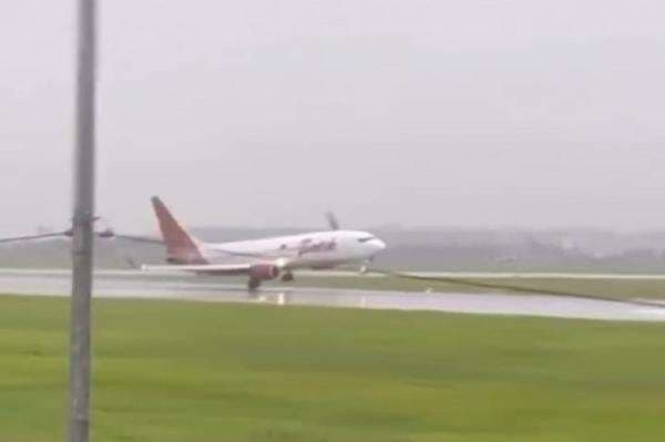 Viral Pesawat Batik Air Nyaris Tergelincir di Soetta, Sayap Hampir Sentuh Landasan Viral Pesawat Batik Air Nyaris Tergelincir di Soetta, Sayap Hampir Sentuh Landasan