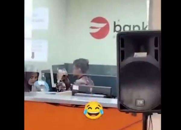 Viral! Petugas Samsat Cikande Diduga Bermain Game Saat Antrean Panjang, Netizen: Jadi Contoh Buruk Viral! Petugas Samsat Cikande Diduga Bermain Game Saat Antrean Panjang, Netizen: Jadi Contoh Buruk