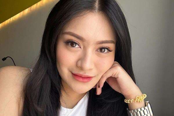 Viral! Potret Nathalie Holscher Pamer Rebahan di Tumpukan Uang Saweran, Netizen: Menyala Emak Adzam Viral! Potret Nathalie Holscher Pamer Rebahan di Tumpukan Uang Saweran, Netizen: Menyala Emak Adzam