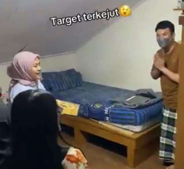 Momen Pria yang Baru Disunat Umur 25 Tahun, Dijenguk Teman-Teman Wanitanya Momen Pria yang Baru Disunat Umur 25 Tahun, Dijenguk Teman-Teman Wanitanya