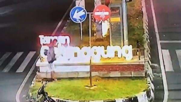 Terekam CCTV Aksi Viral Pria Tendang Lampu Taman di Malang hingga Rusak Terekam CCTV Aksi Viral Pria Tendang Lampu Taman di Malang hingga Rusak